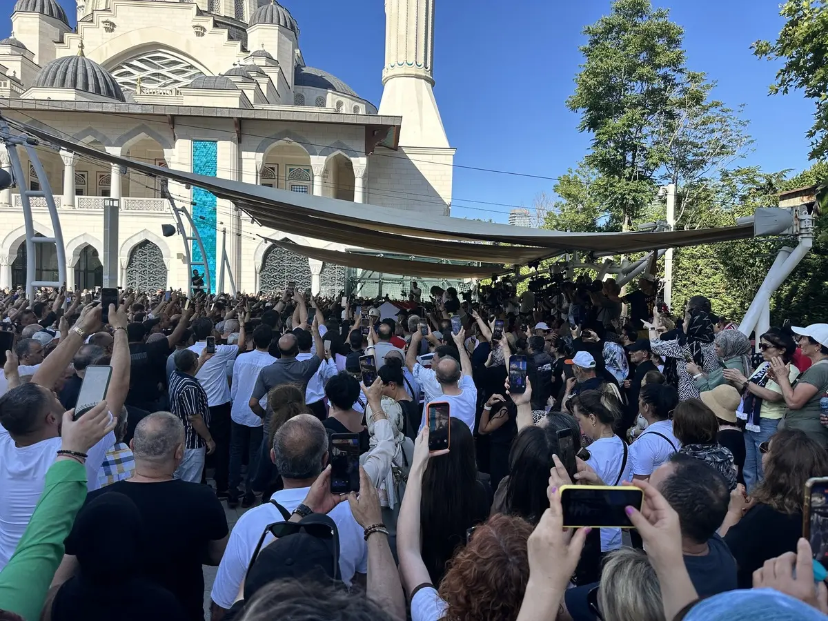 Binlerce kişi yalnız bırakmadı! Kadir İnanır son yolculuğuna böyle uğurlandı 2