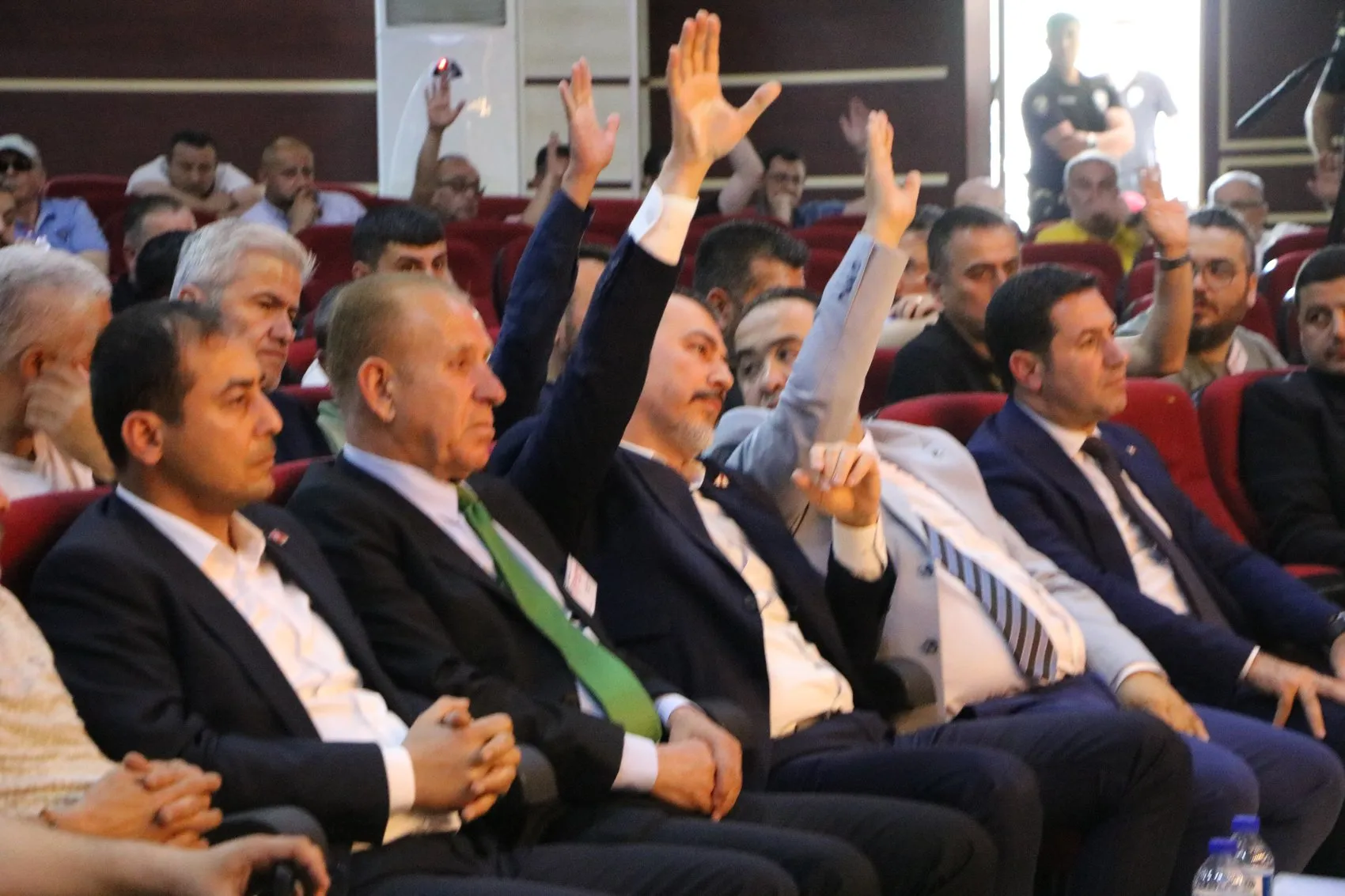 Boluspor kongresinde gergin seçim Erdal Bayrak güven tazeledi