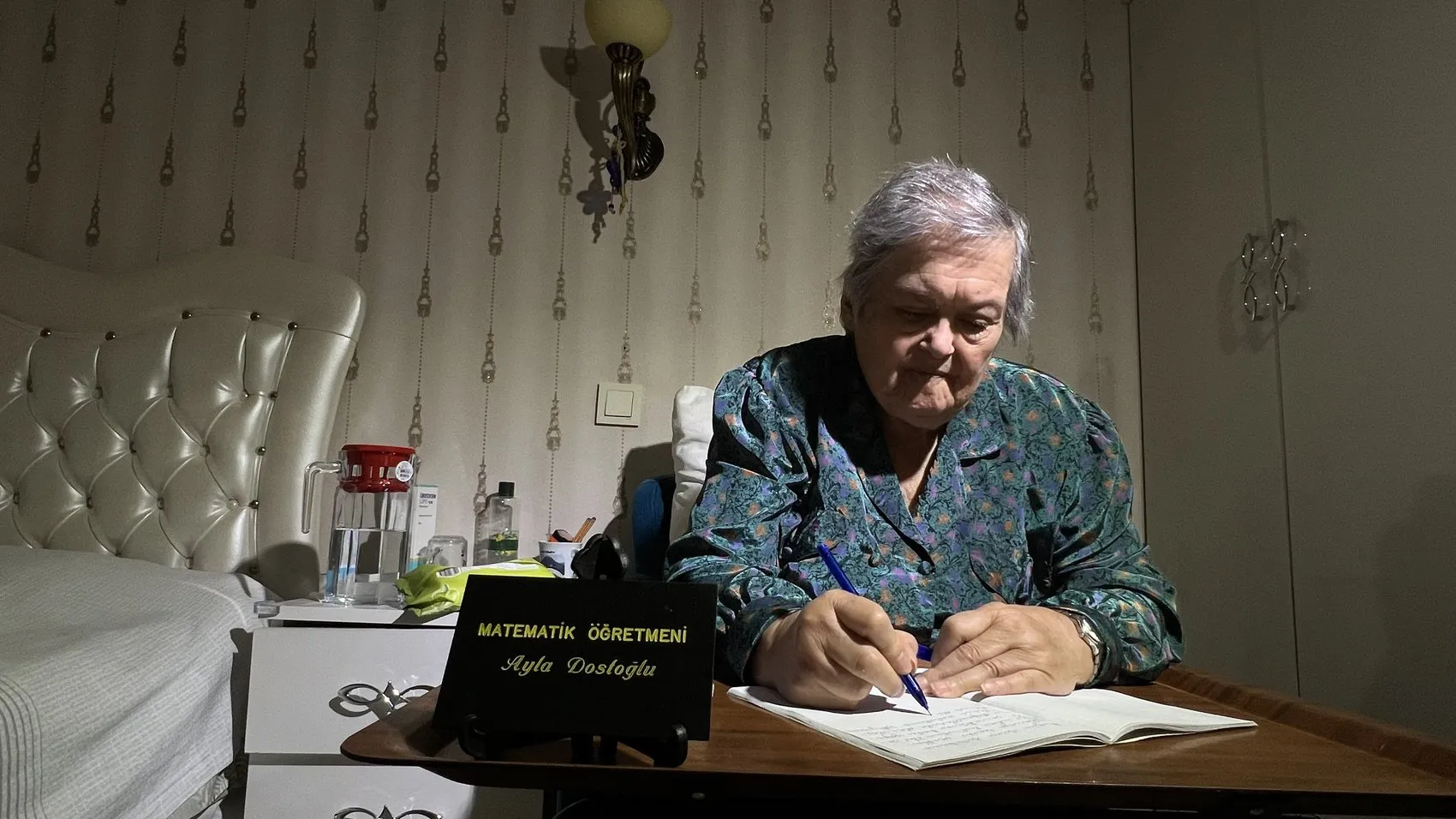 84 yaşındaki öğretmen Parkinson’a inat anılarını kitaplaştırdı