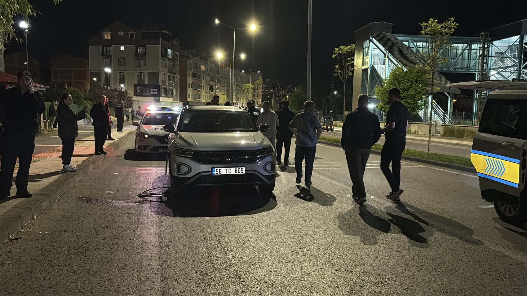 Sivas'ta motosiklet kazası sonrası iki otomobil çarptı