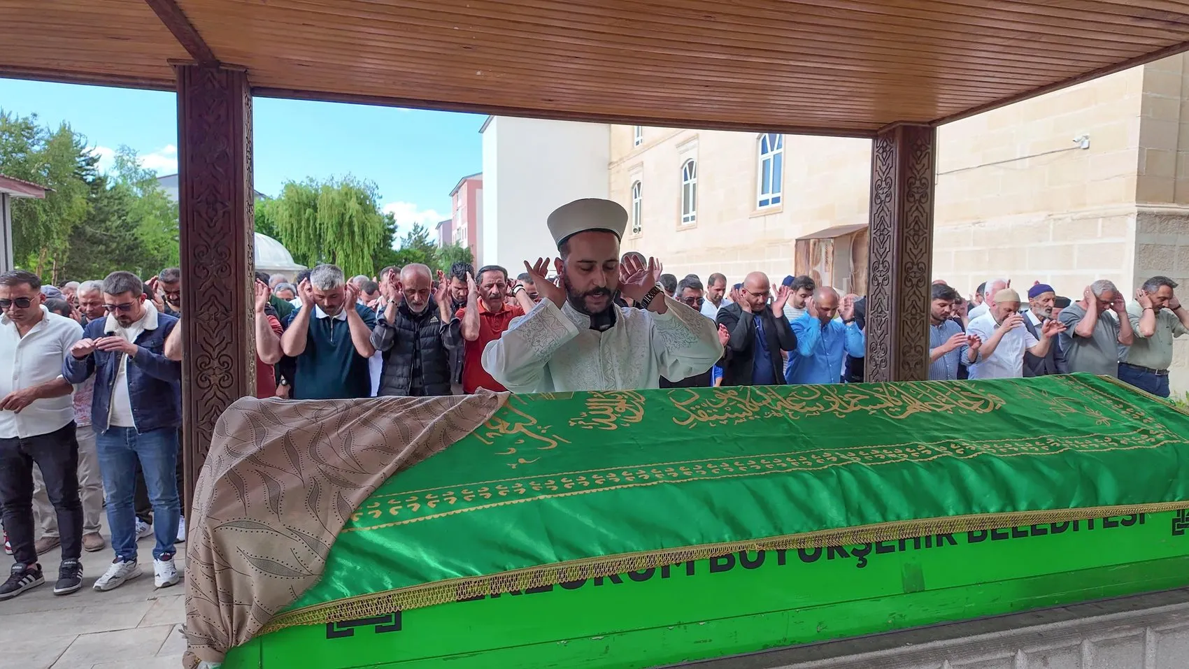 Erzurum'da yürek yakan veda 19 gün sonra ağabeyinin yanına defnedildi