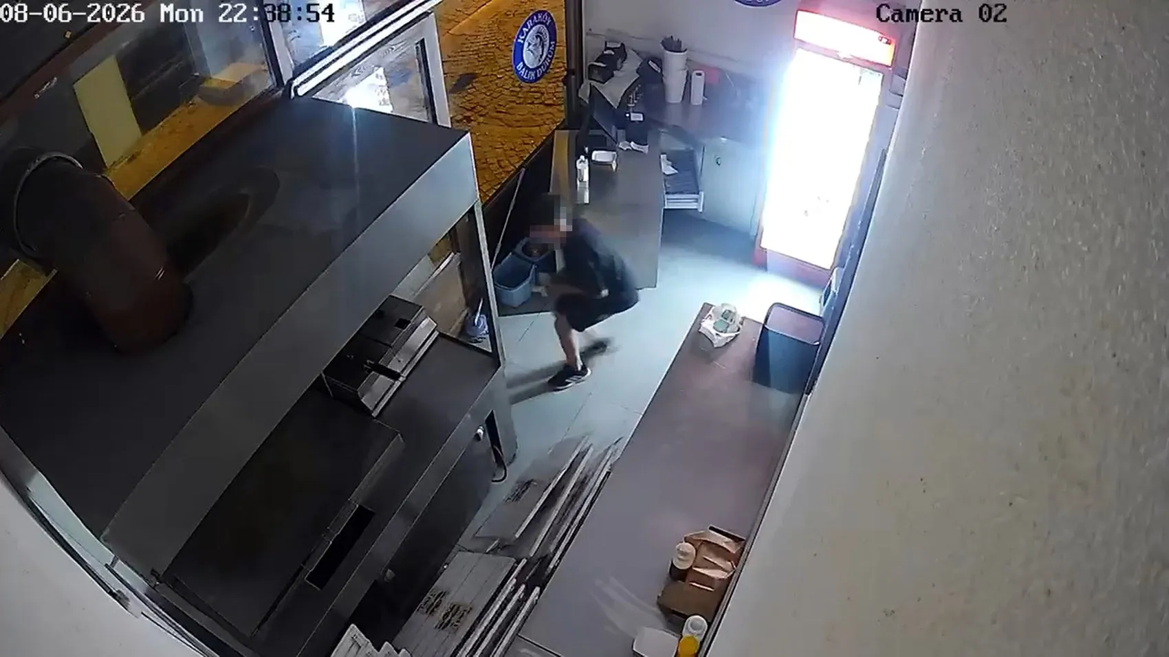 Edirne’de gece yarısı dükkan soyan iki çocuk kamerada