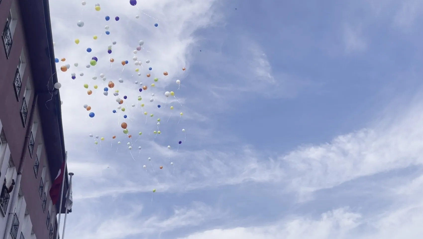 Lösemiyi yenen Kadir okuluna balonlarla döndü