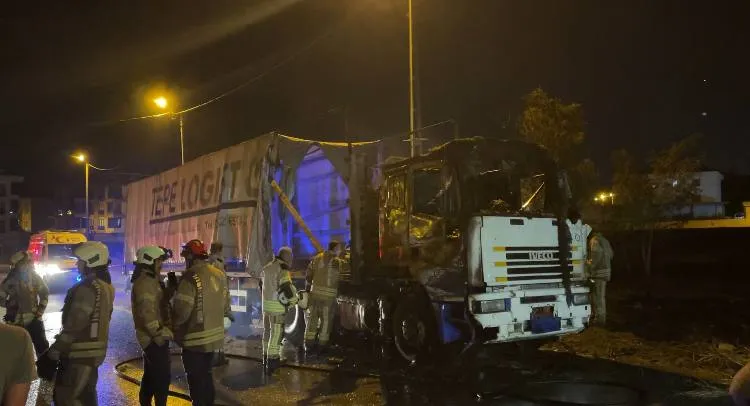 Büyükçekmece’de gece yarısı TIR yangını