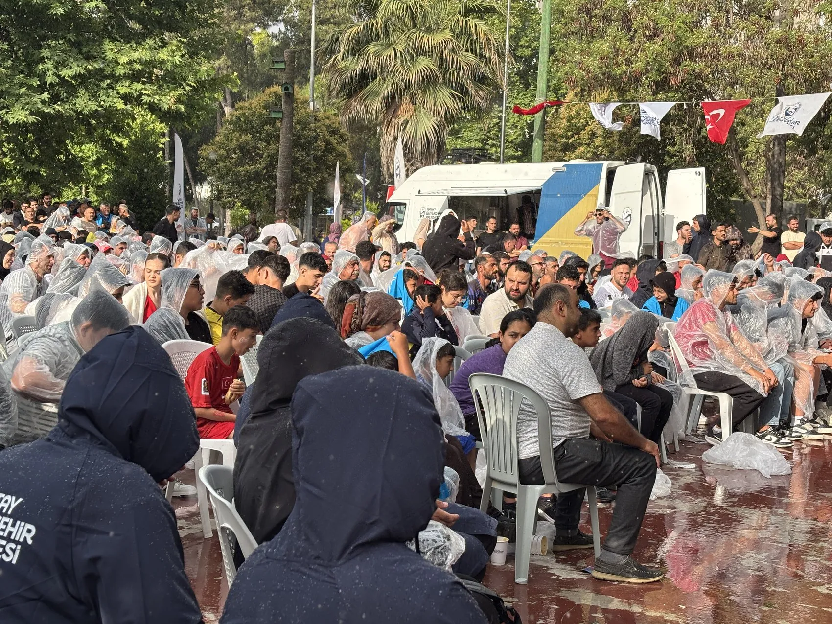 Hataylılar sağanak yağmura rağmen milli maçı dev ekranda izledi