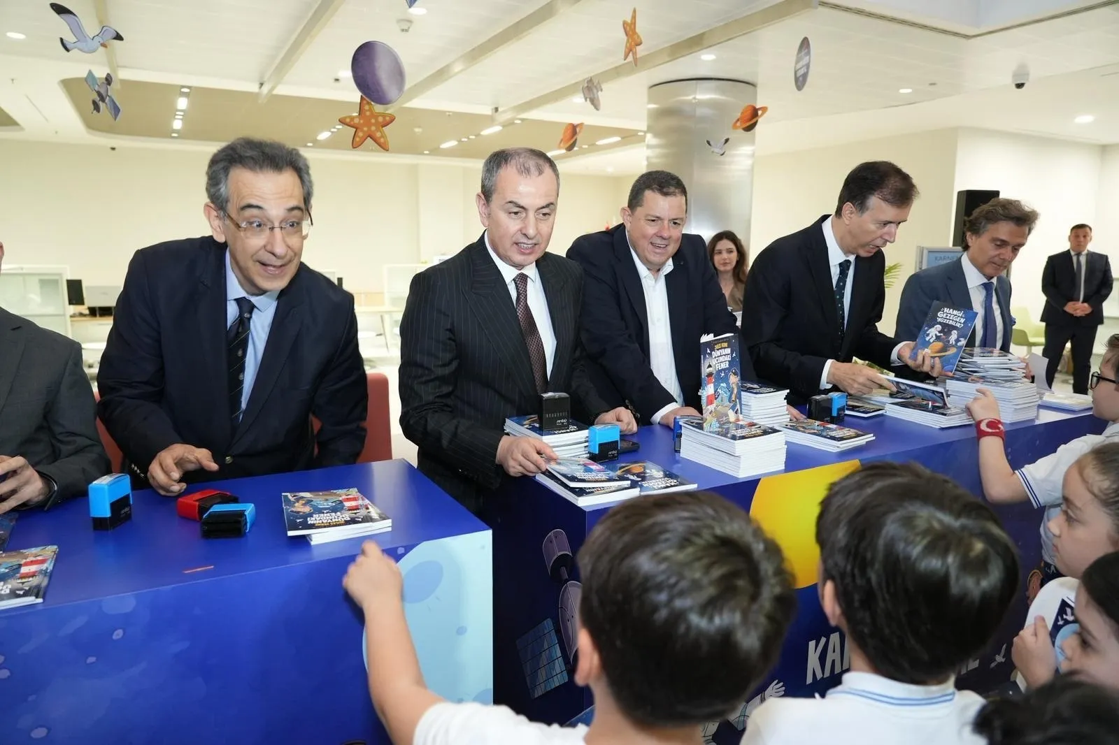 Karnesini alan öğrencilere İş Bankası’ndan ücretsiz kitap hediyesi