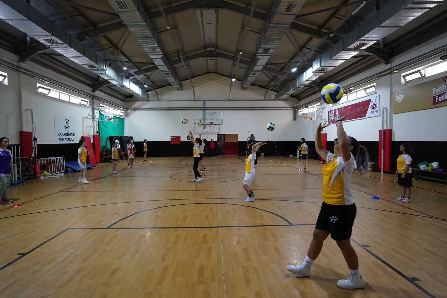 Fatihli çocuklar için yaz spor okulu kayıtları başladı