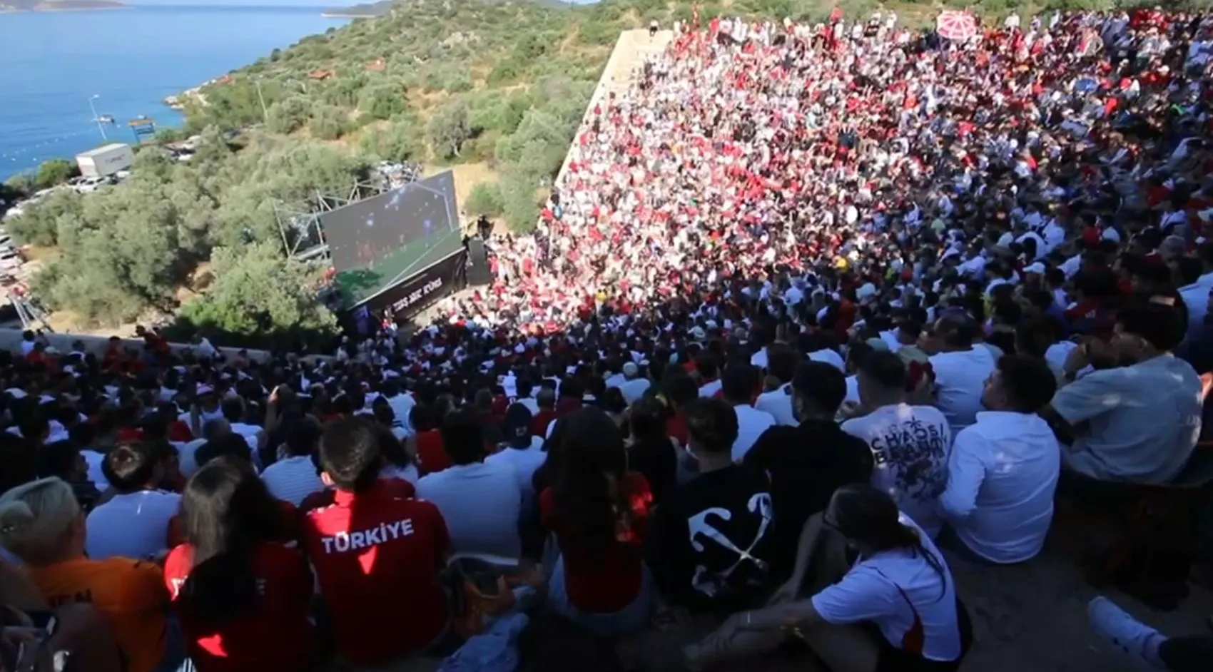 Antalya sahillerinde milli takım için dev ekranlı buluşma