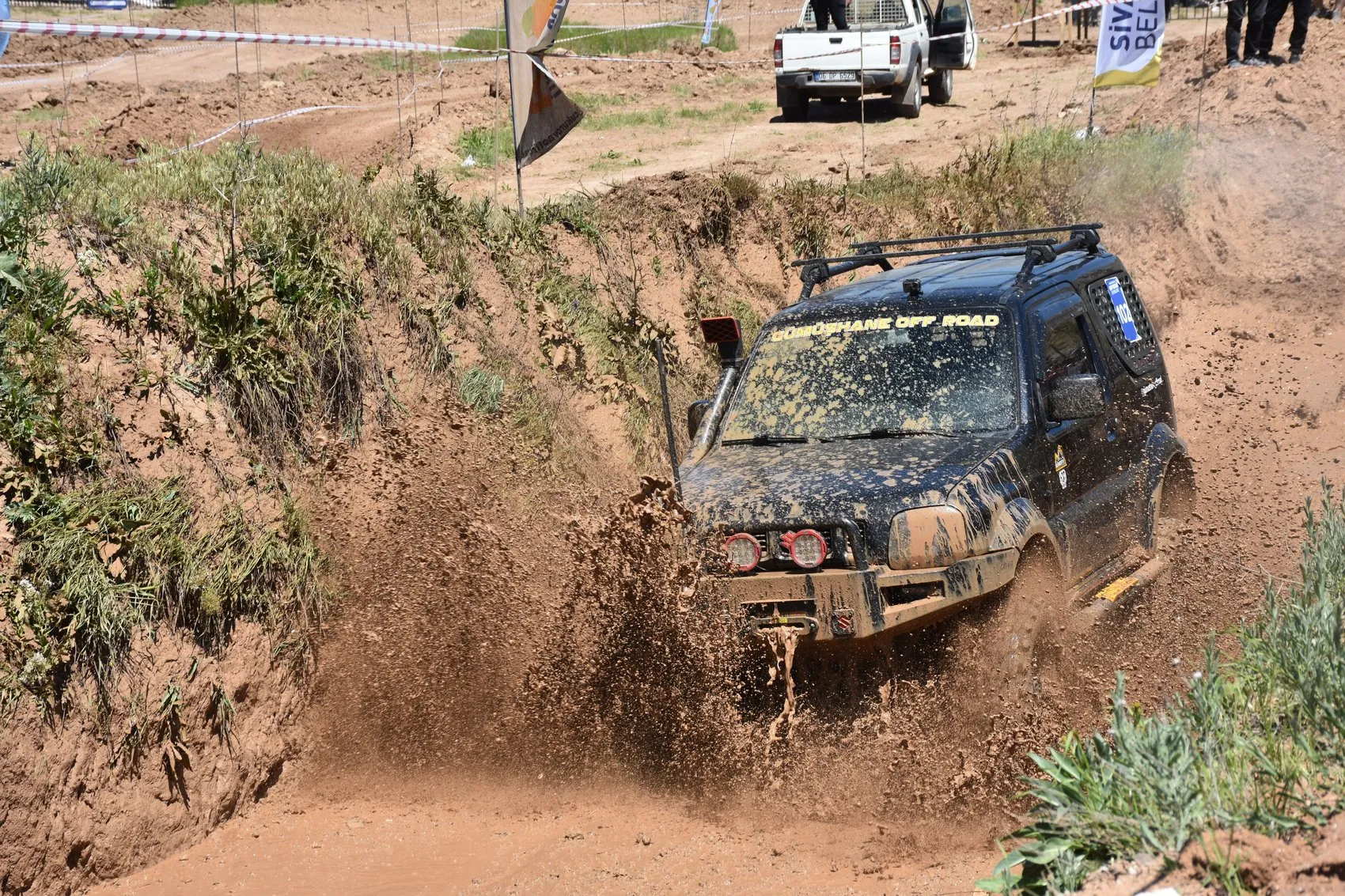 Sivas çamurlu parkurda off-road heyecanı nefes kesti