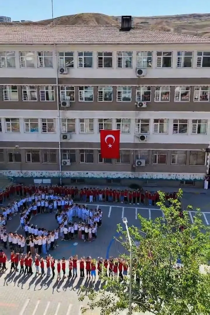 Cizreli çocuklardan milli takıma bahçede ay-yıldızlı sürpriz