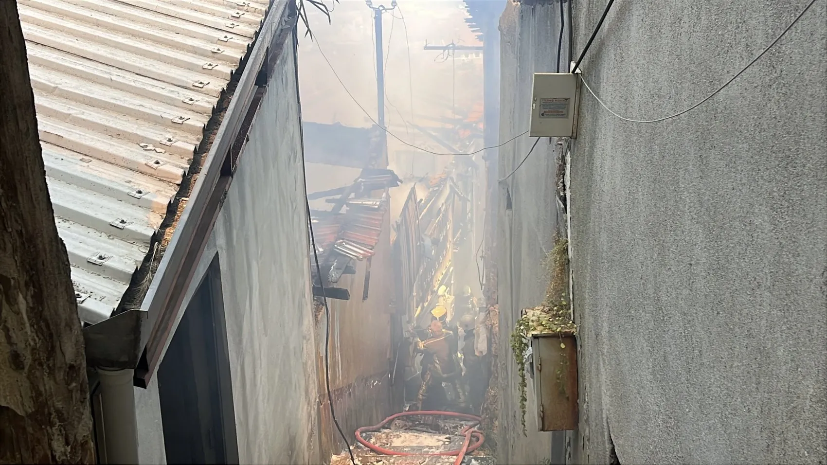Bursa'da bir yangın iki aileyi evsiz bıraktı