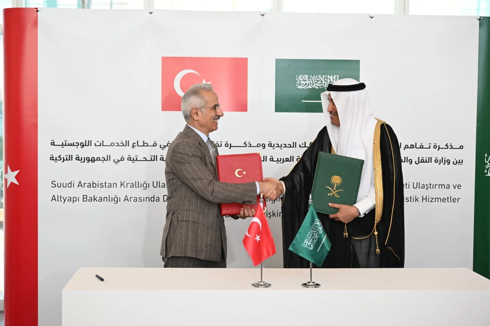 Türkiye ve Suudi Arabistan lojistik ve demir yolu için birleşiyor
