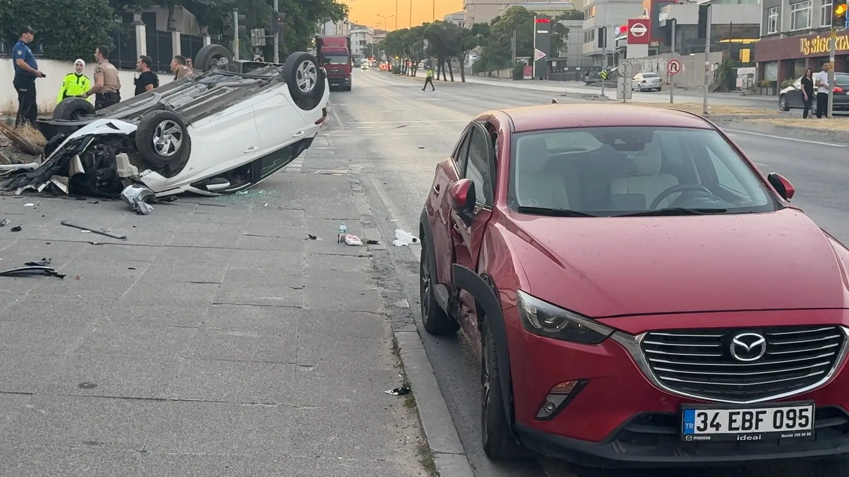 Avcılar'da kontrolden çıkan otomobil takla atarak devrildi
