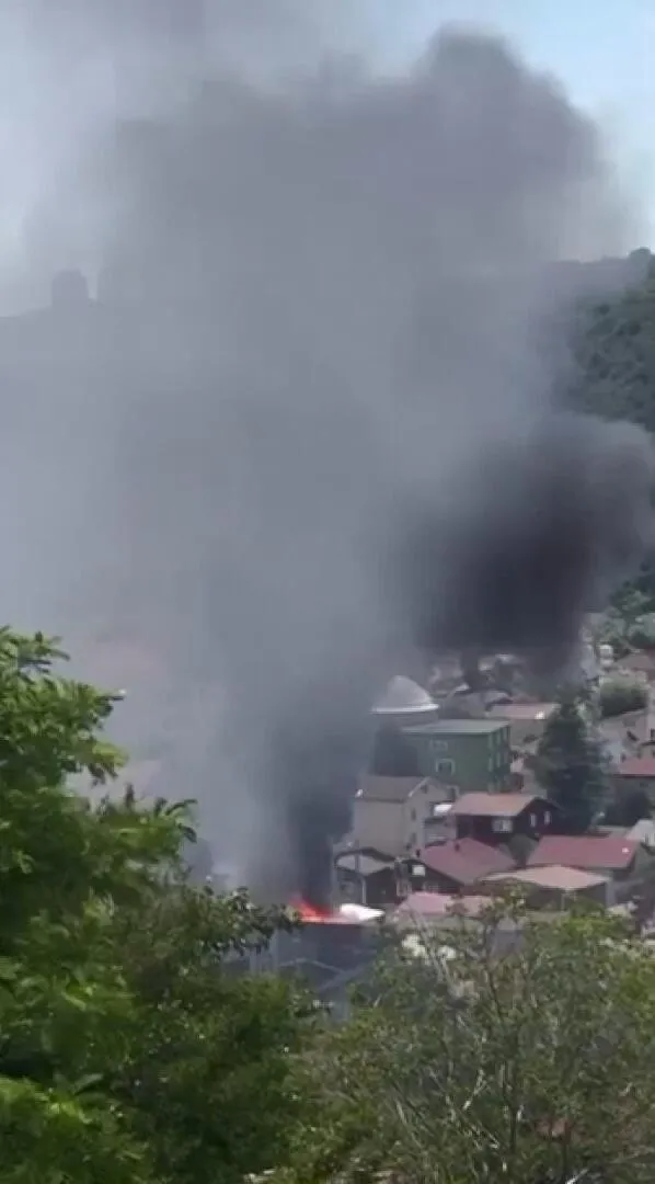 Sarıyer'de çatı katında kaynak yaparken evi yaktılar