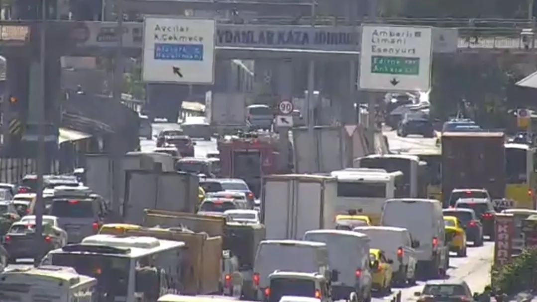 Beylikdüzü D-100 karayolunda kamyonet kazası trafiği kilitledi