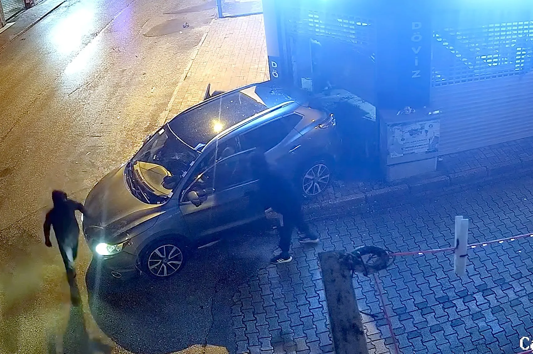 Adana'da döviz bürosuna cip ile daldılar