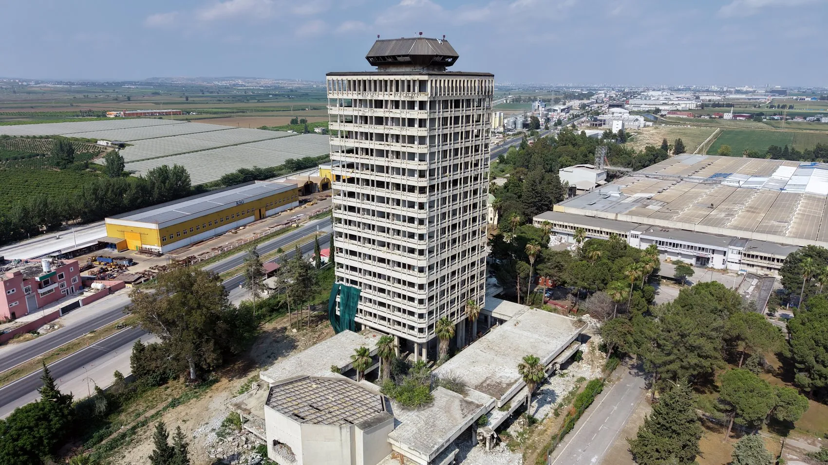 Adana’da 48 yıllık dev bina 420 kilo dinamitle yerle bir oldu
