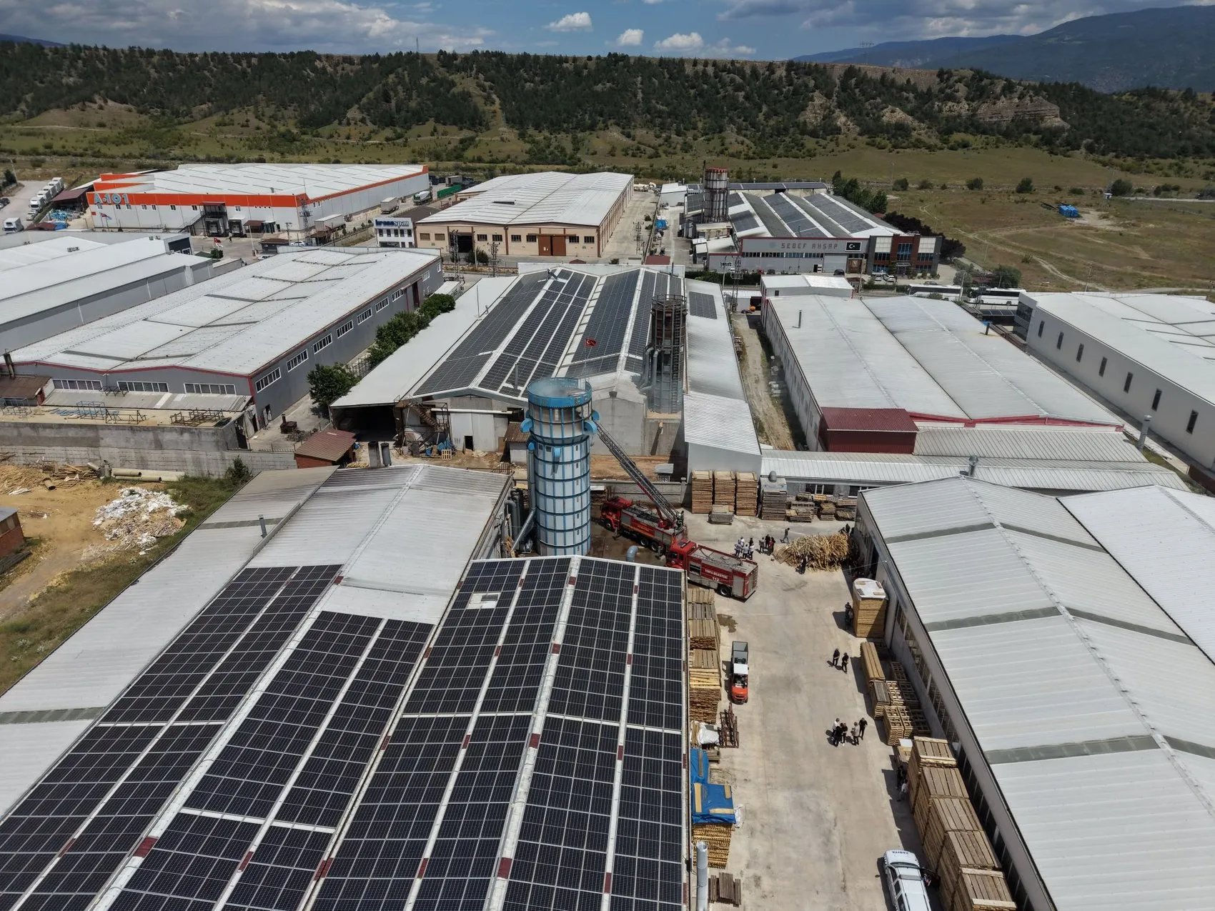 Tosya Organize Sanayi Bölgesi’nde kapı fabrikasında yangın paniği