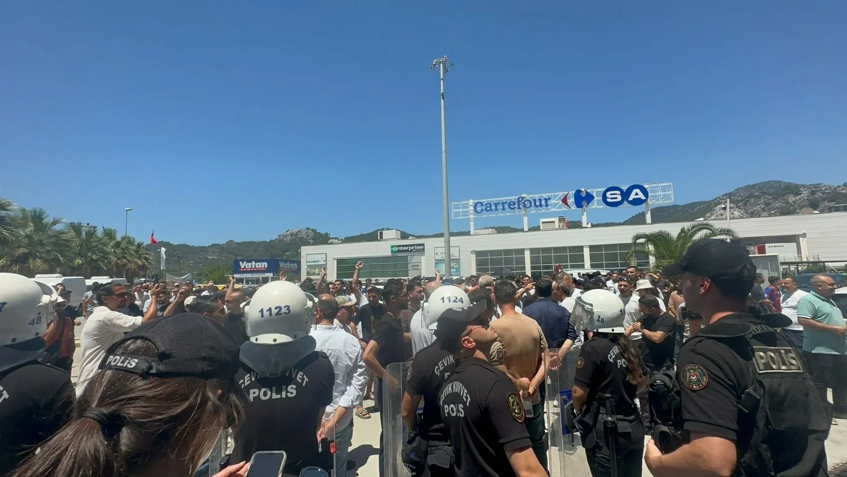 Marmaris esnafı düzenleme mağduriyeti için belediyeye yürüdü