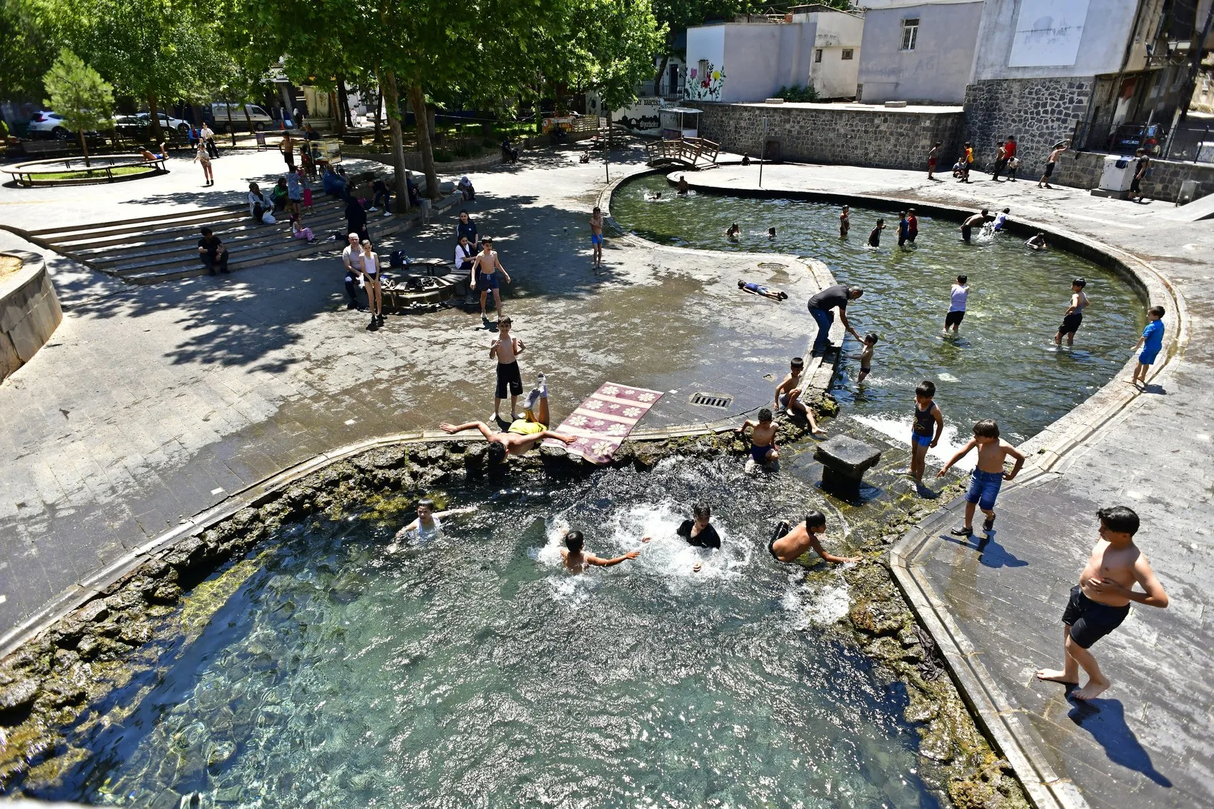 Diyarbakırlı çocuklar 37 derecelik sıcakta yasağı hiçe sayıyor