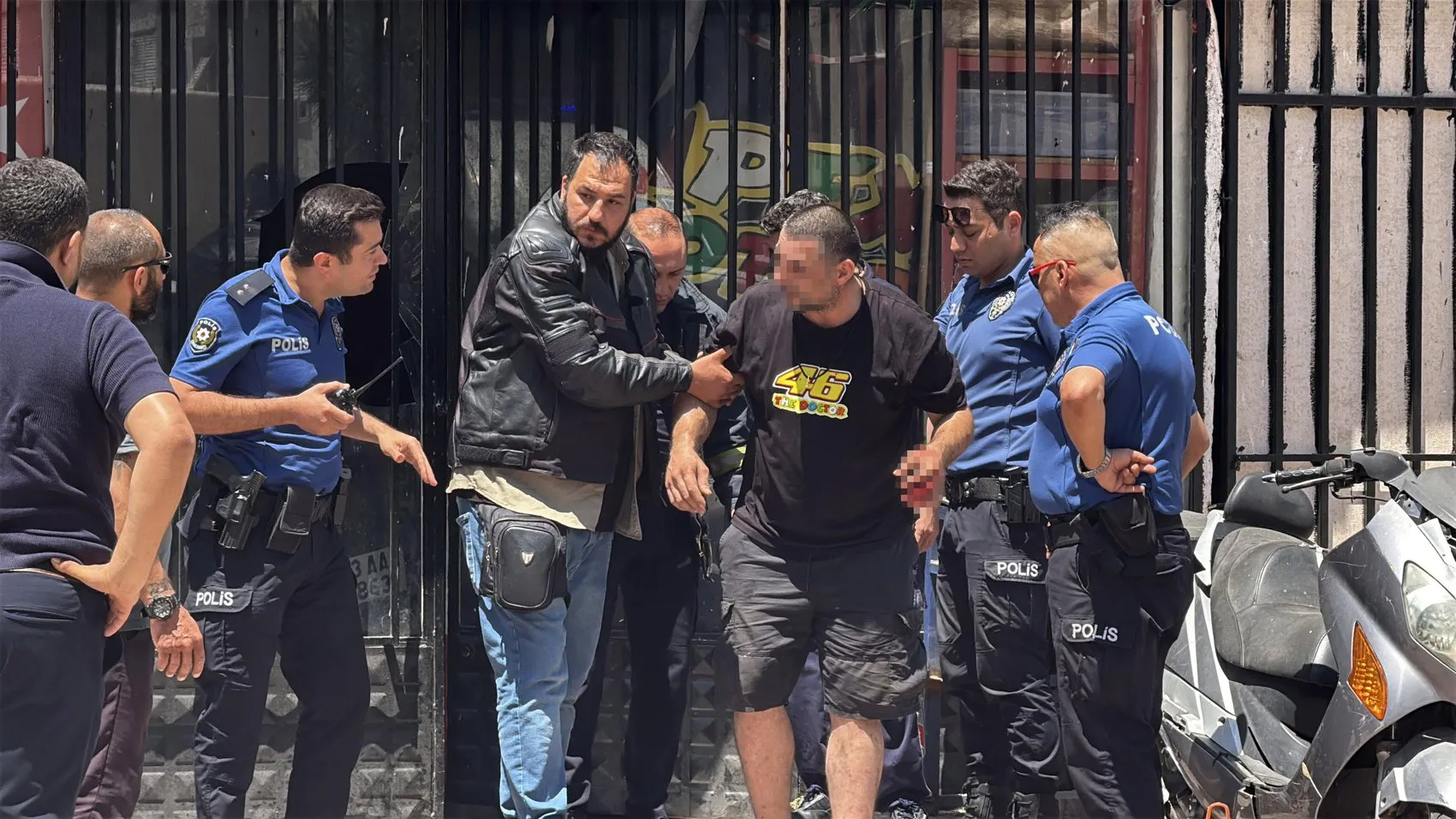 Antalya’da gergin anlar Dükkanını ateşe vermekle tehdit etti