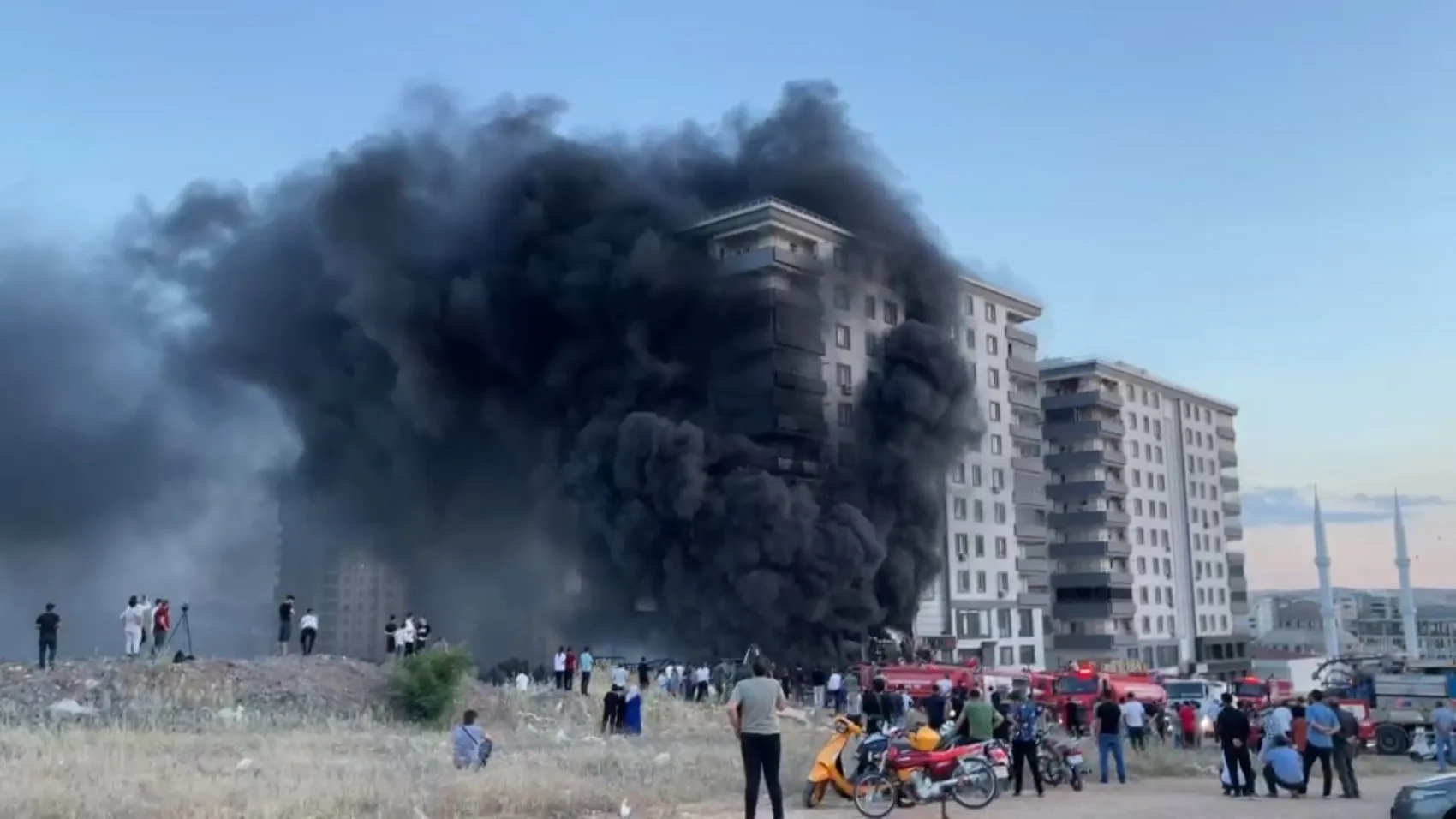 Şanlıurfa’da 10 katlı binayı saran alevler 8 daireyi kül etti