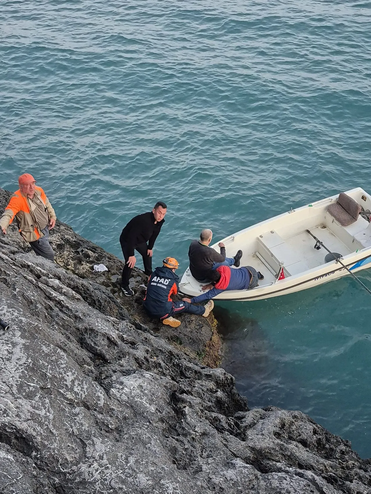 Zonguldak'ta balık tutarken kayalıklara düşen adam kurtarıldı