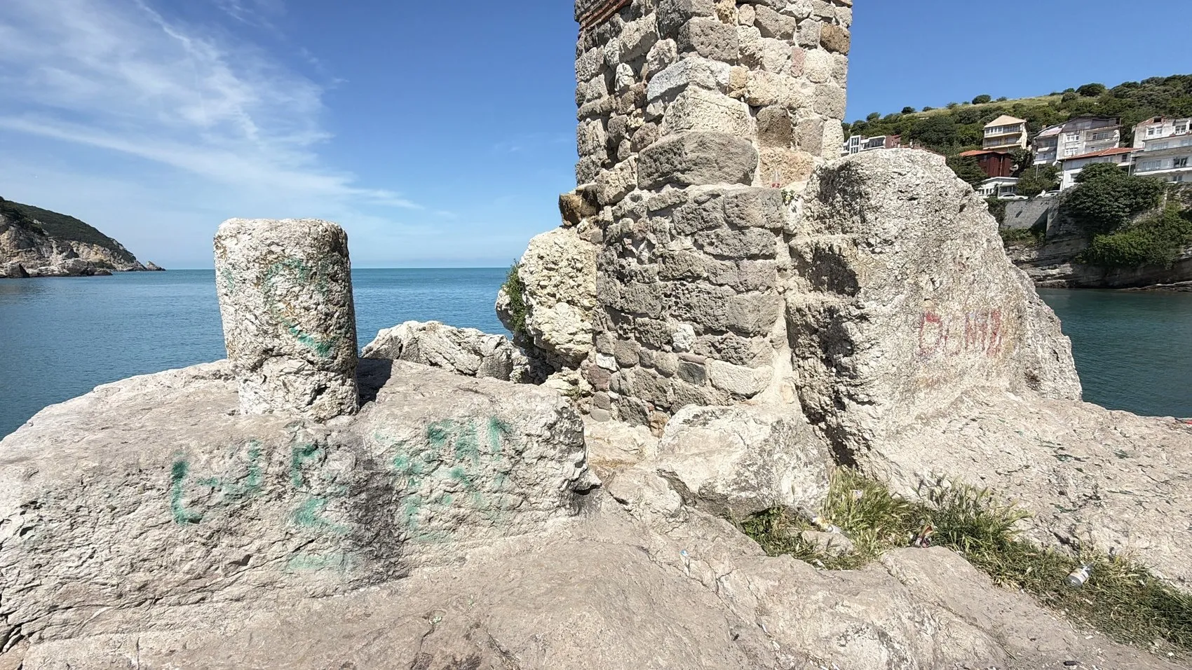 Amasra’nın tarihi Direkli Kaya’sına sprey boyalı saldırı