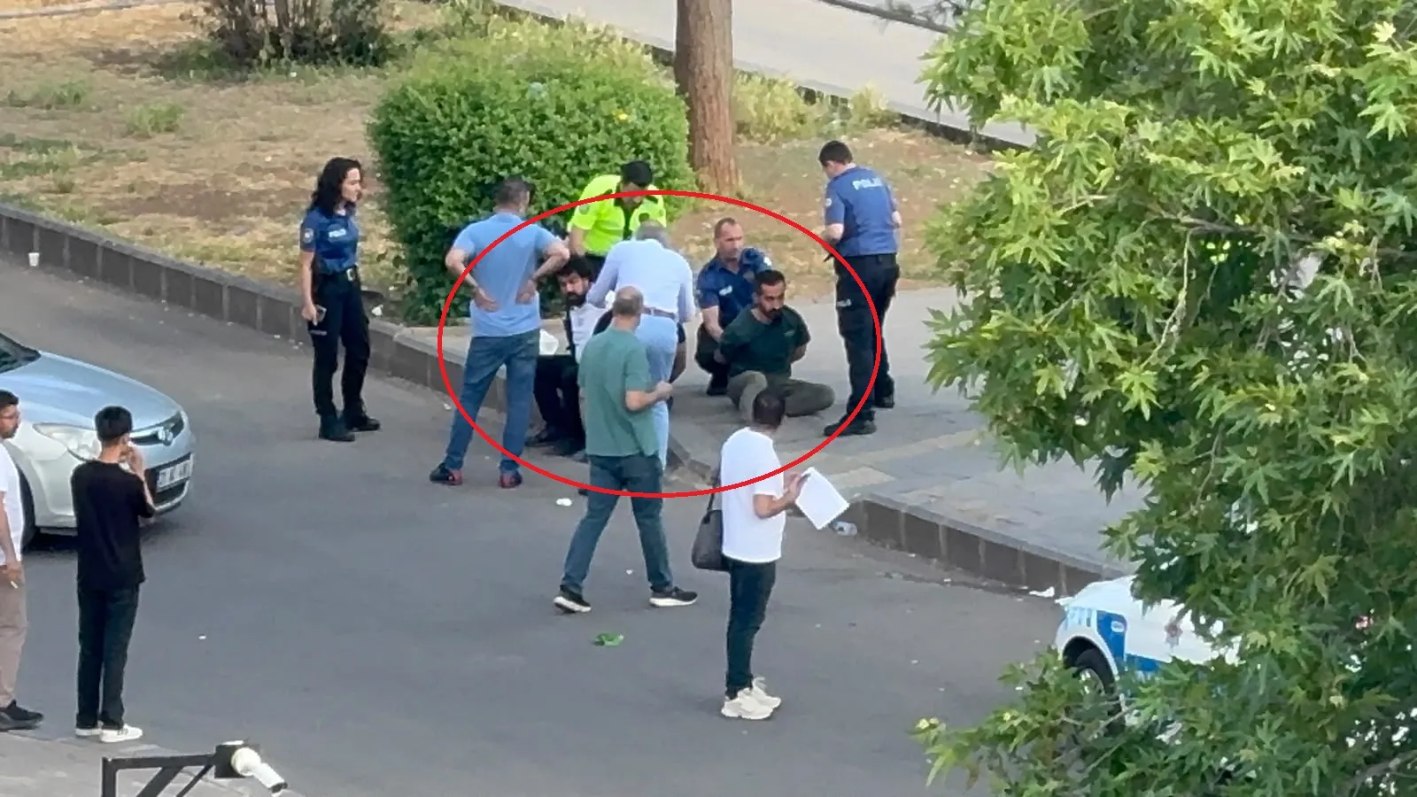 Diyarbakır Adliyesi önünde polise fiziksel saldırı girişimi