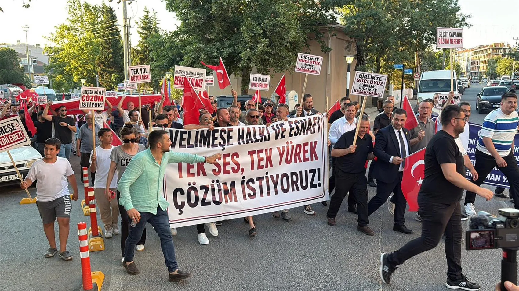Tekirdağ'da tren kazası sonrası kapatılan geçit mahalleliyi sokağa döktü