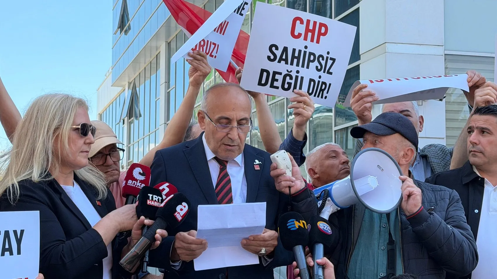 CHP binası önünde kurultay protestosu