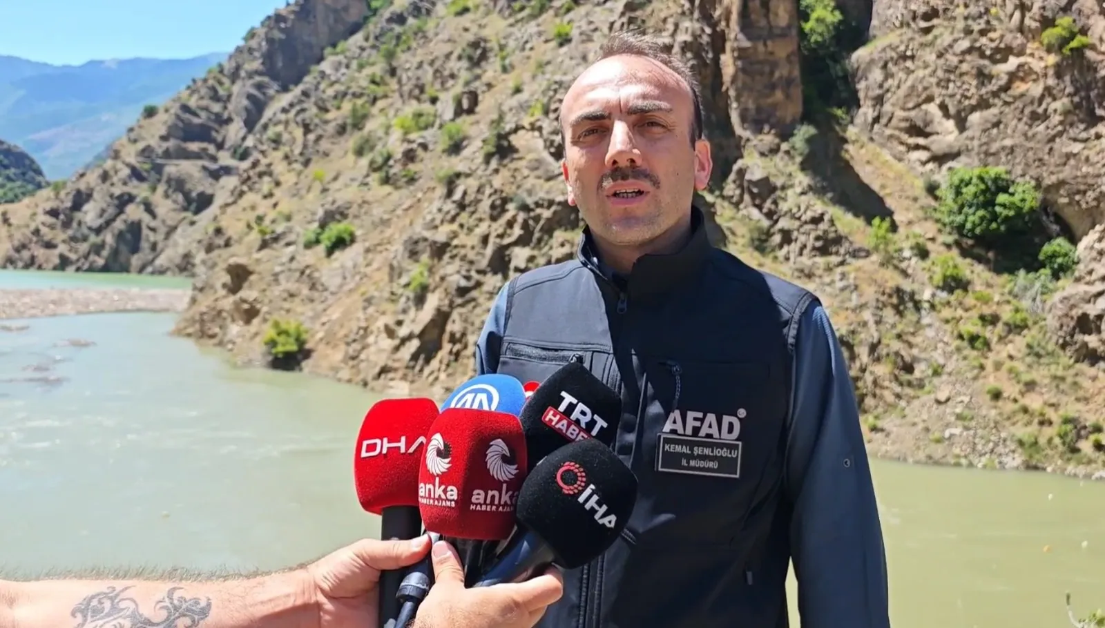 Artvin’de dereye uçan araçtaki baba ve oğul aranıyor