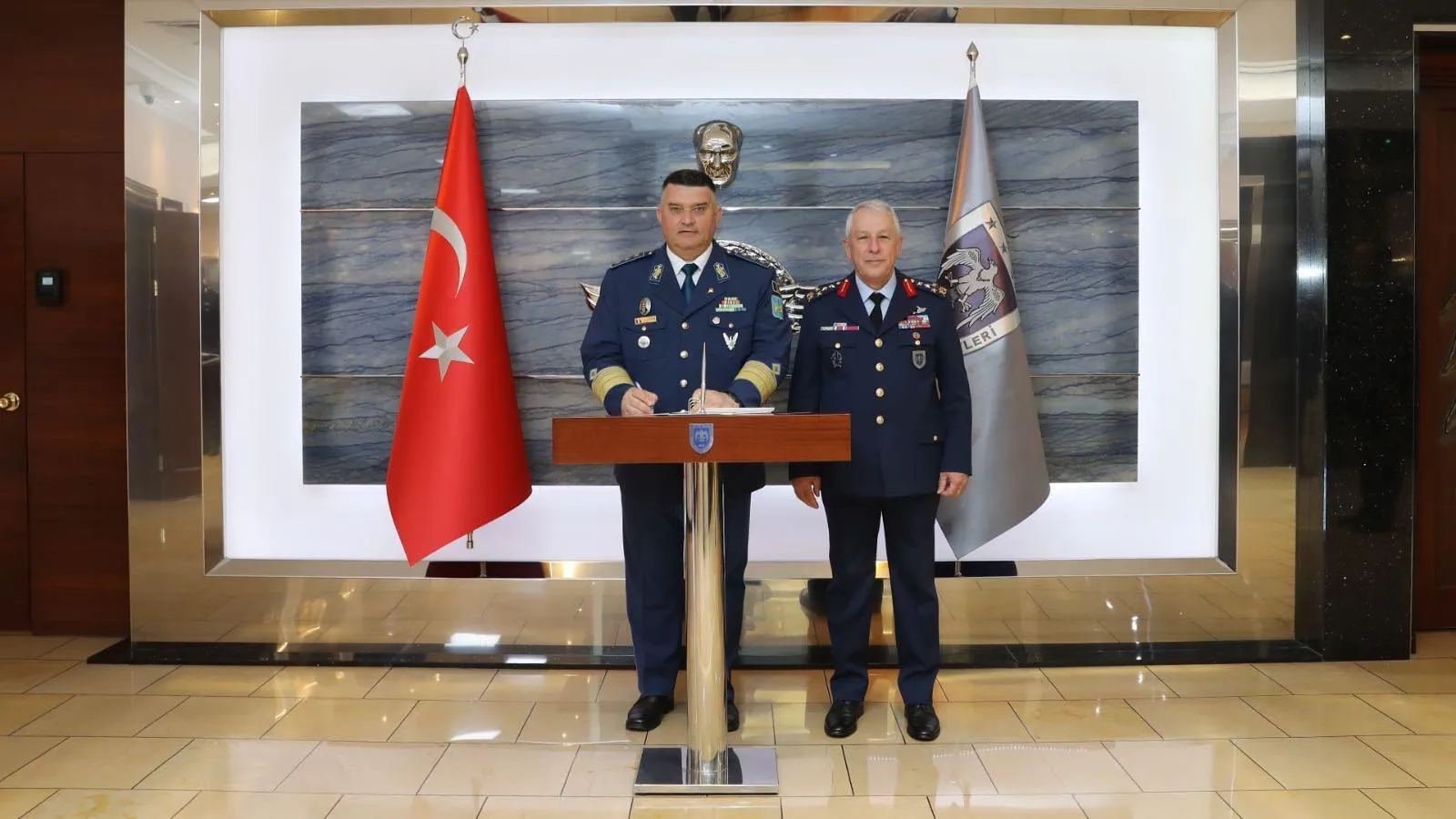 Romanya Hava Kuvvetleri komutanı Ankara'da temaslarda bulundu