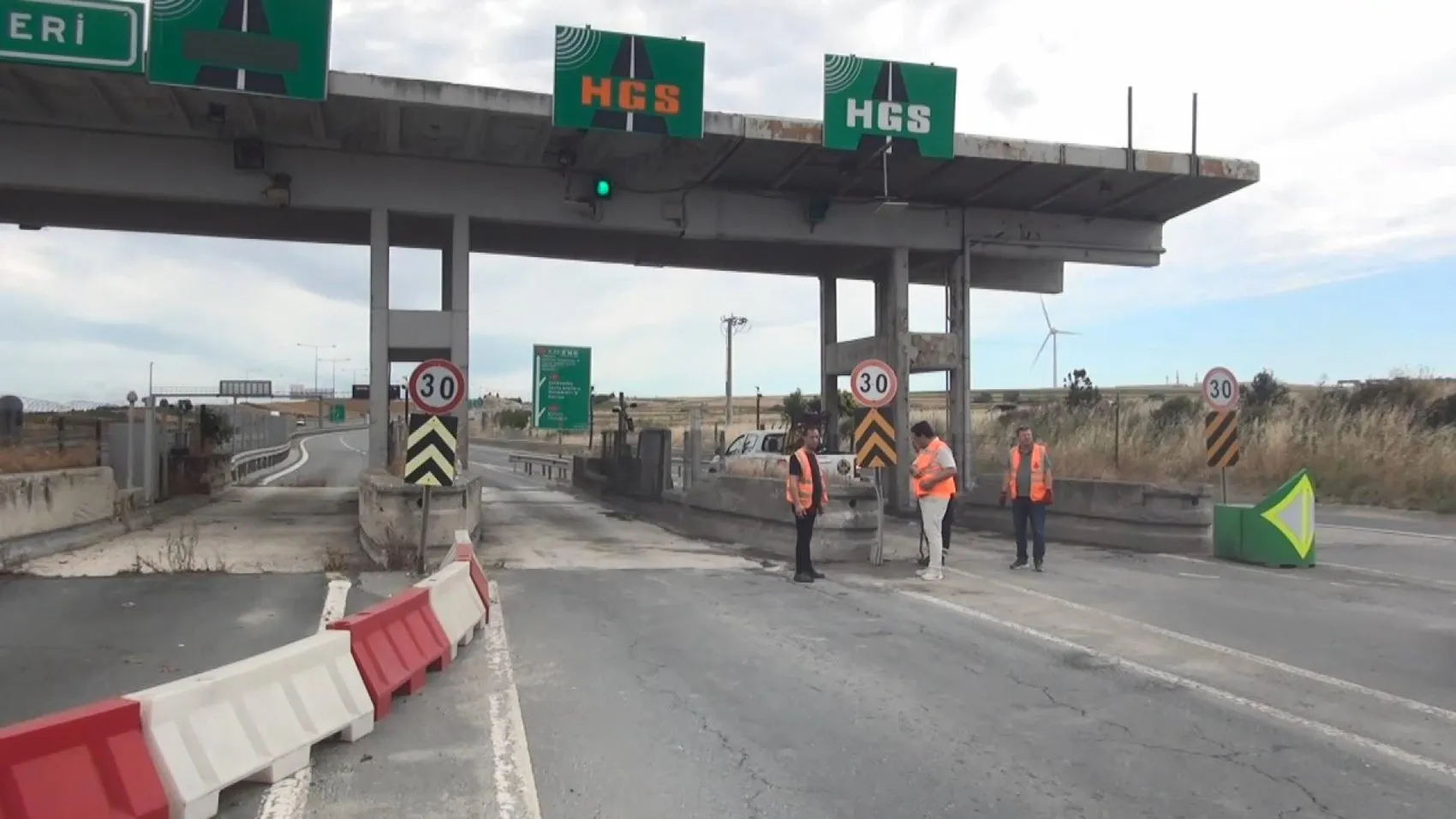 Silivri TEM Otoyolu'nda gişe kazası 2 kişi yaralandı
