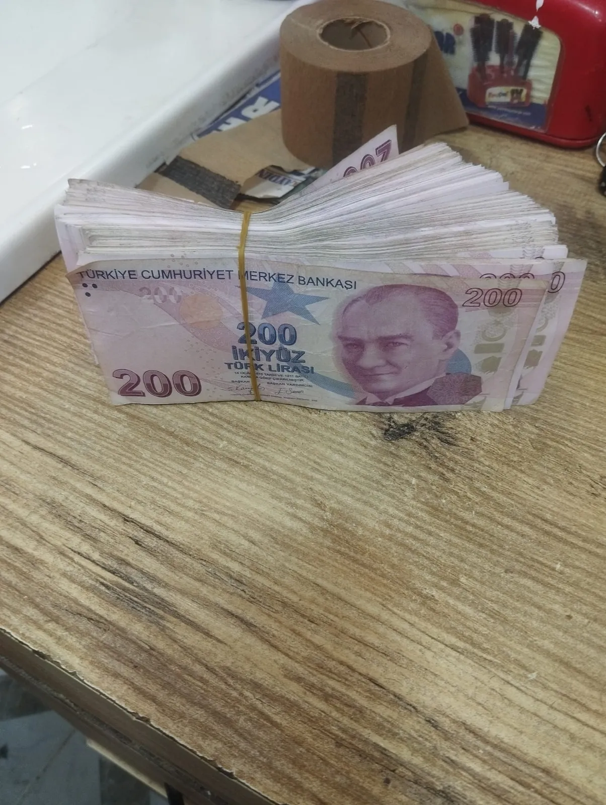 ATM’de unutulan 40 bin lirayı bulan iki arkadaş örnek davranış sergiledi