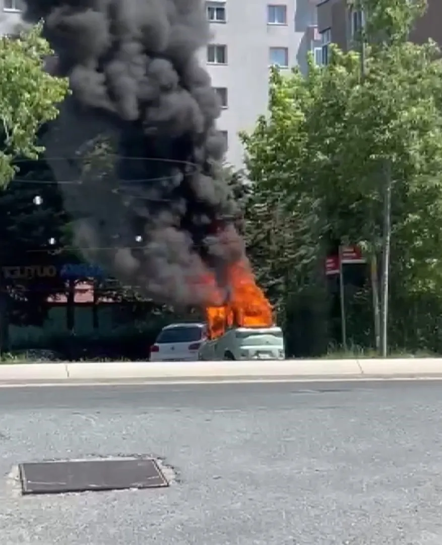 Beylikdüzü’nde park halindeki elektrikli otomobil alevlere teslim oldu