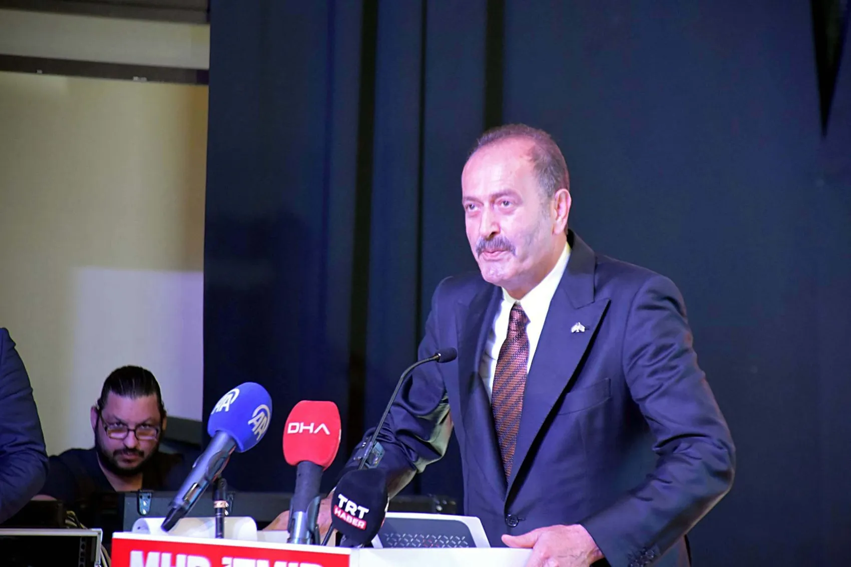 Celal Adan İzmir siyasetindeki istifa krizini değerlendirdi