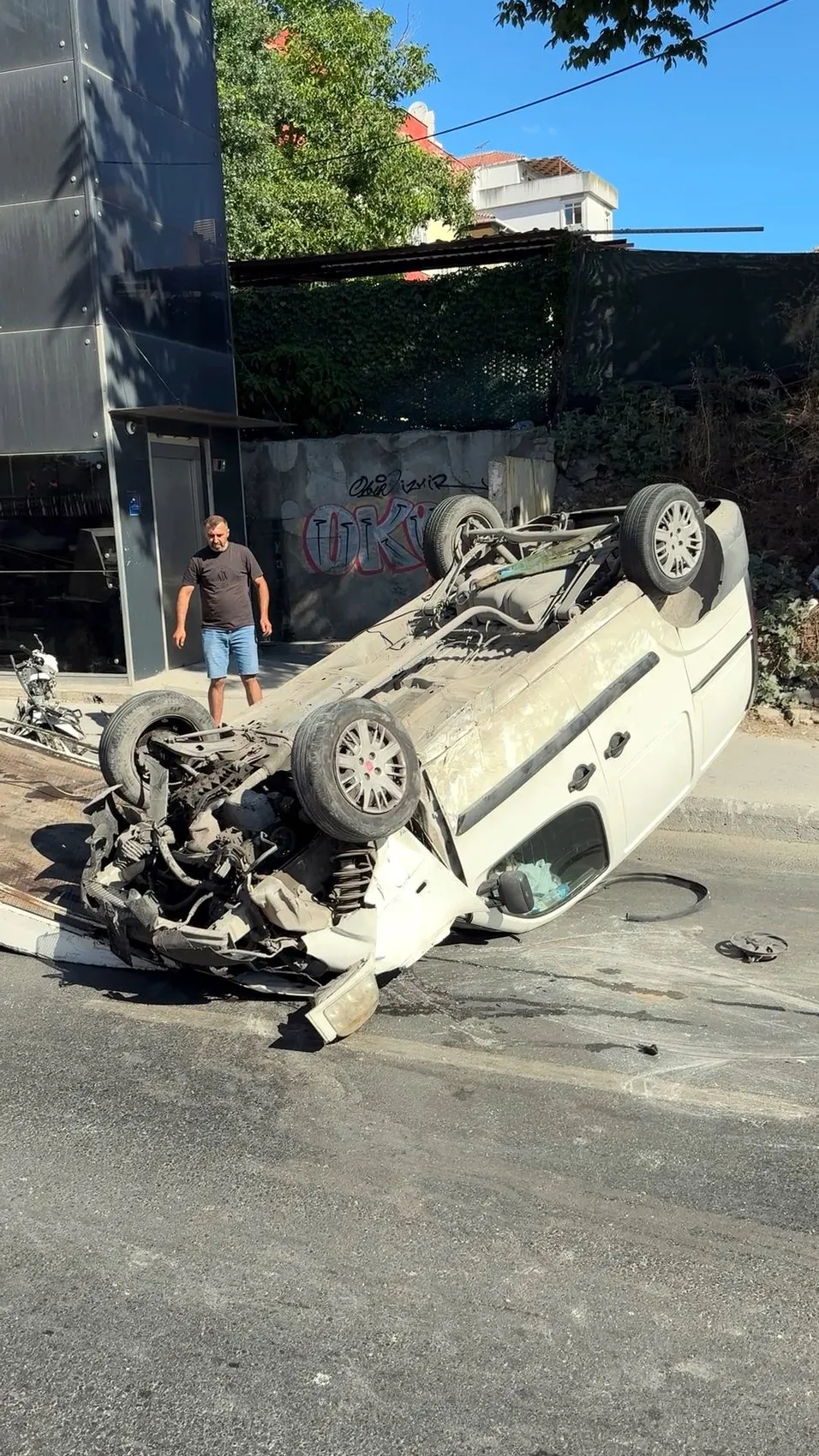 Avcılar'da trafikte dehşet anları İki araç yan yola uçtu