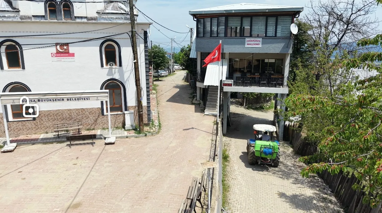 Bursa'da yolun üzerine kurulan 48 yıllık mahalle konağı