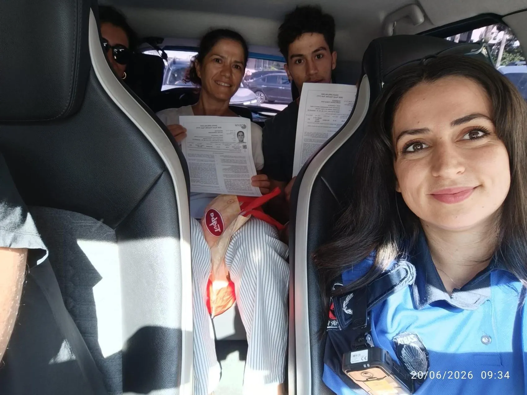 İzmir'de zabıta ekipleri sınava geç kalan öğrencilerin imdadına yetişti