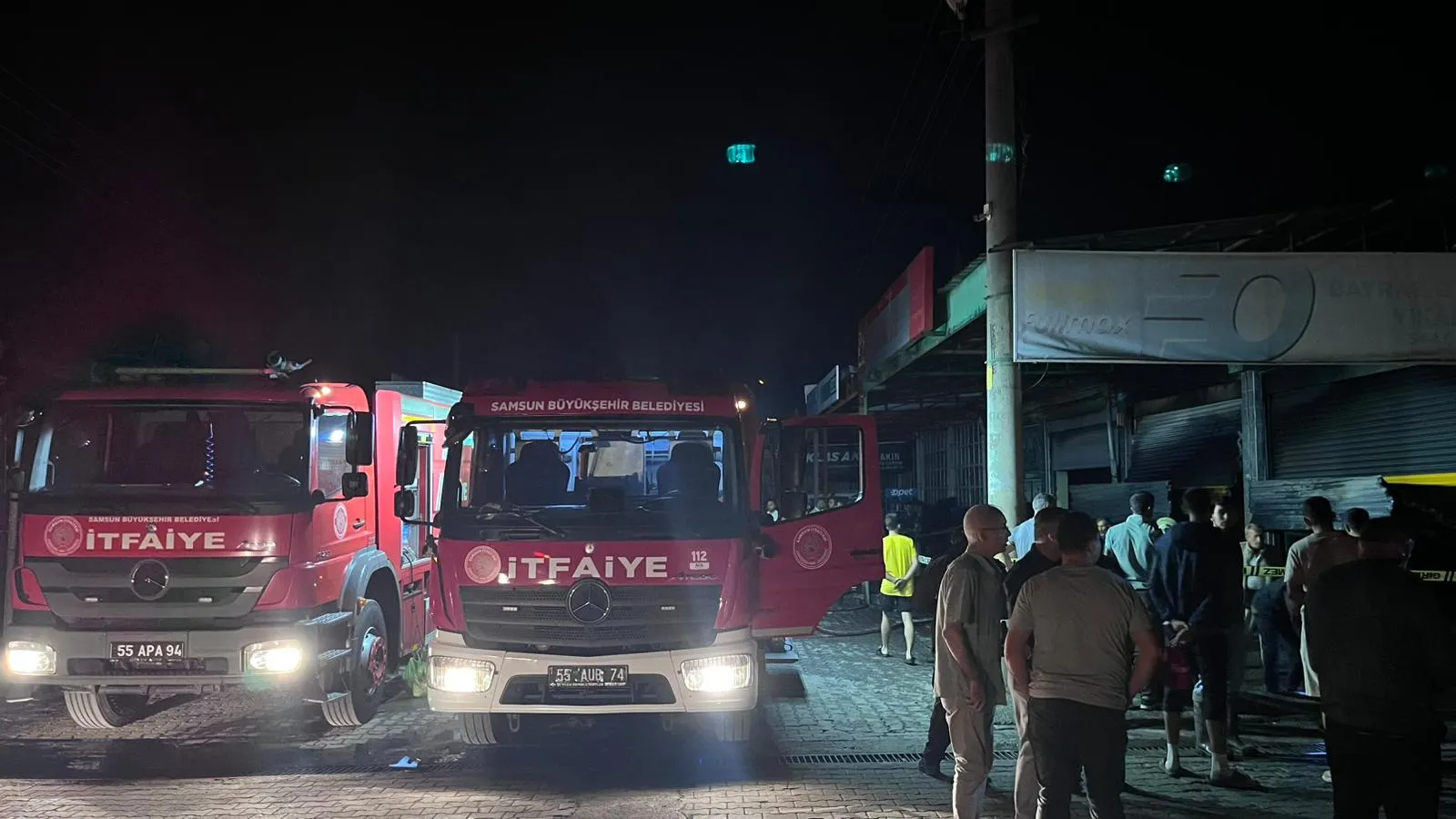 Bafra sanayisinde gece çıkan yangın bir traktörü kül etti