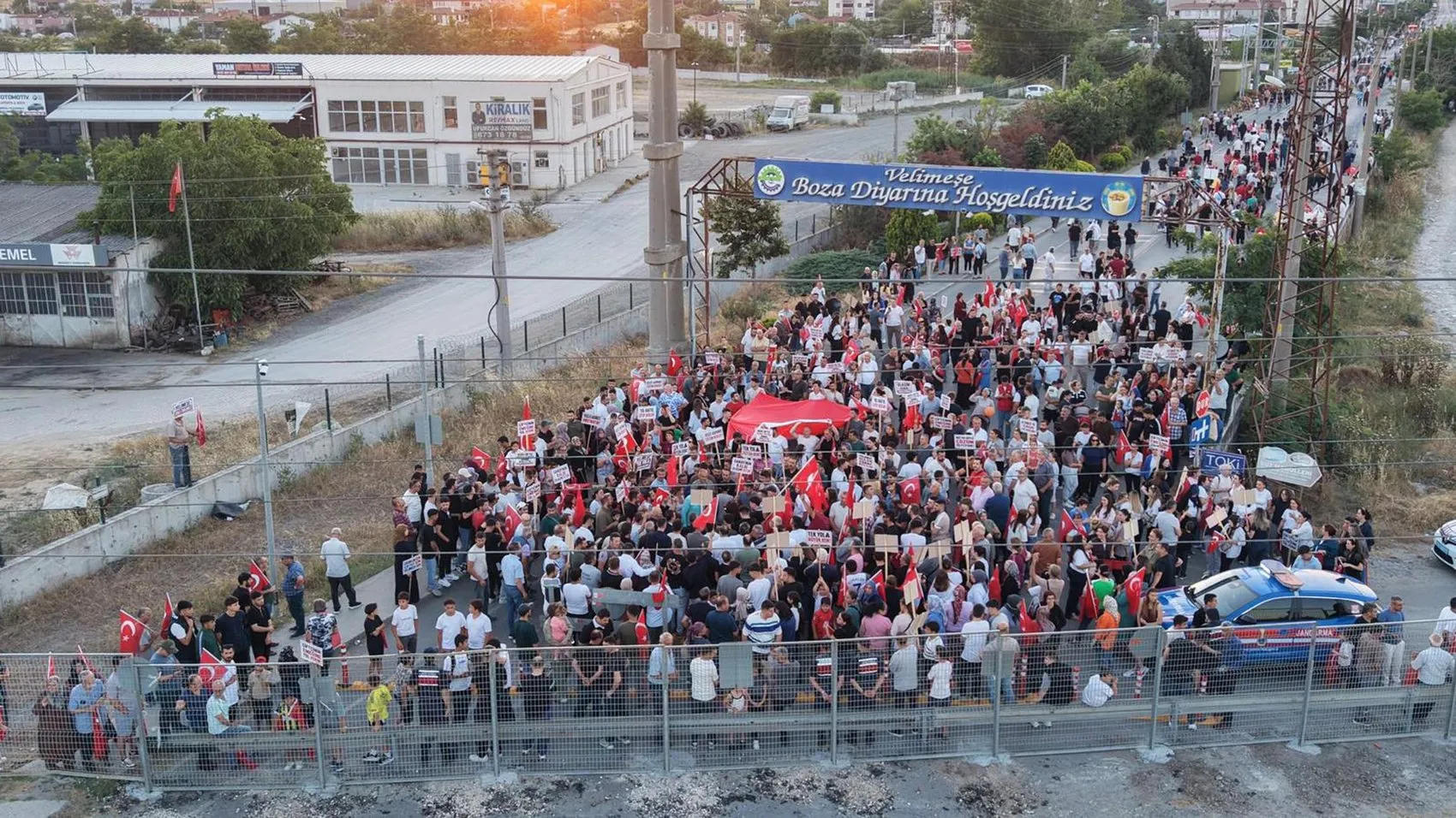 Tekirdağ'da tren kazası sonrası kapatılan geçit mahalleliyi sokağa döktü