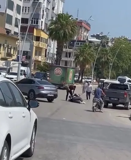 Adana trafiğinde dehşet anları tüfekle araçtan indirip dövdüler