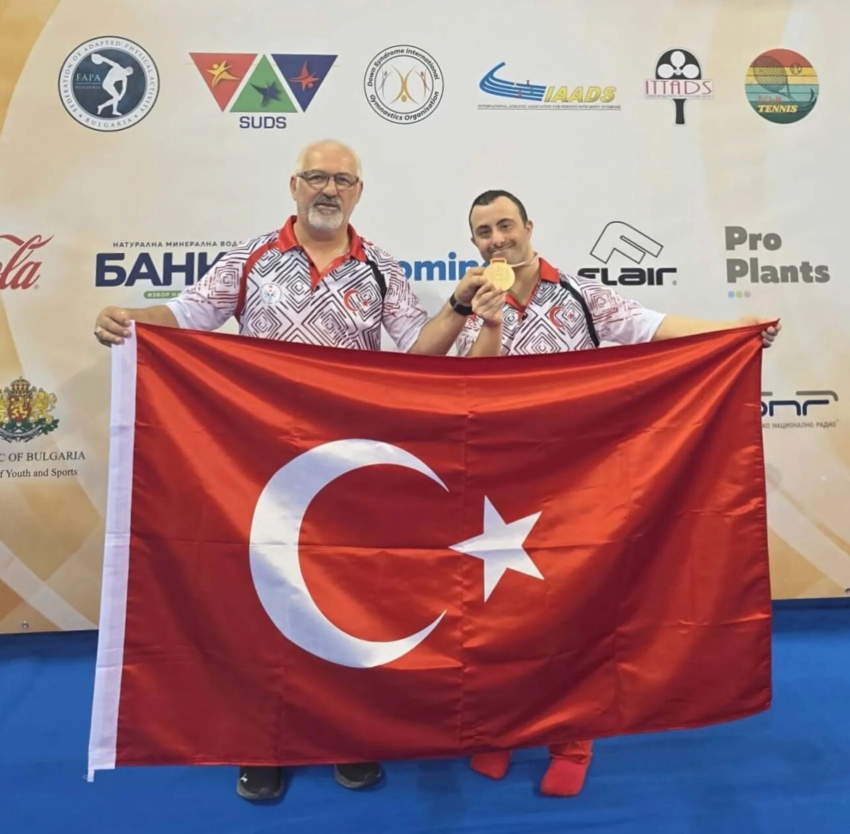 Milli sporcu Alper Öztürk dünyayı zirveden izliyor