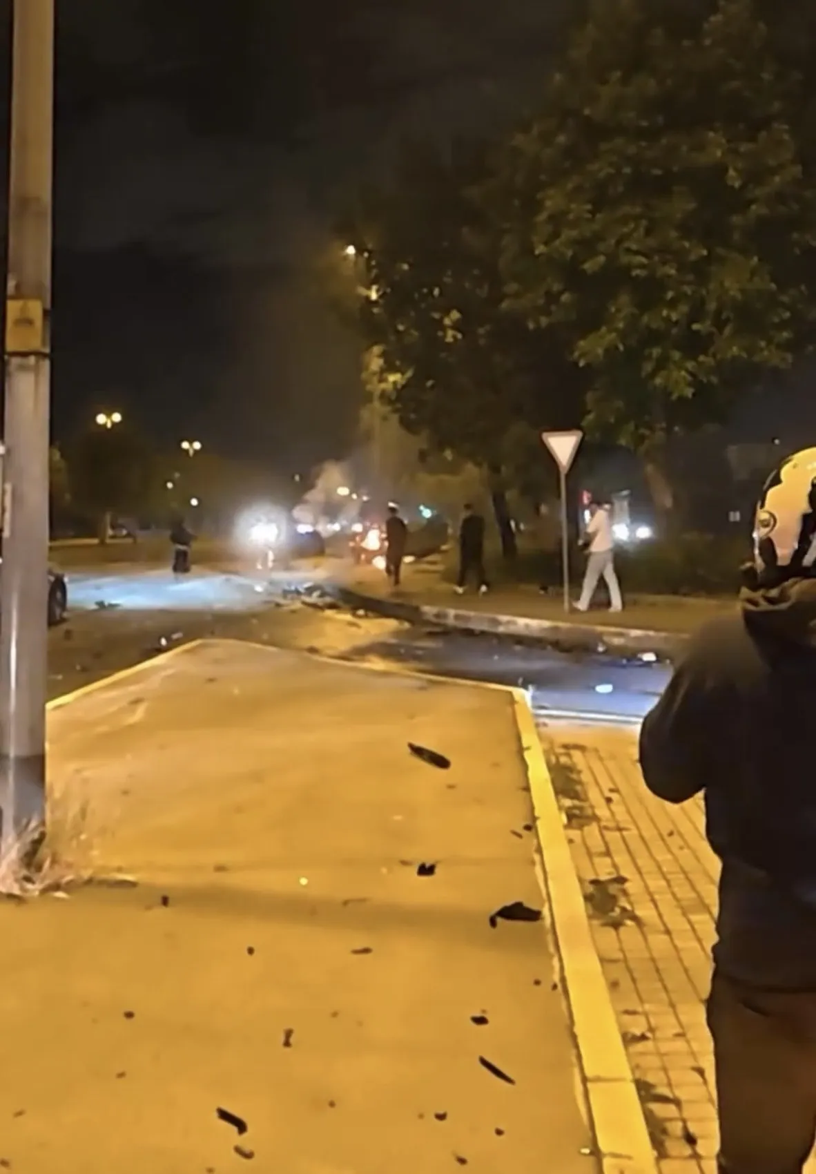 Maltepe'de gece yarısı dehşeti Kavşakta çarpışan otomobil alev aldı