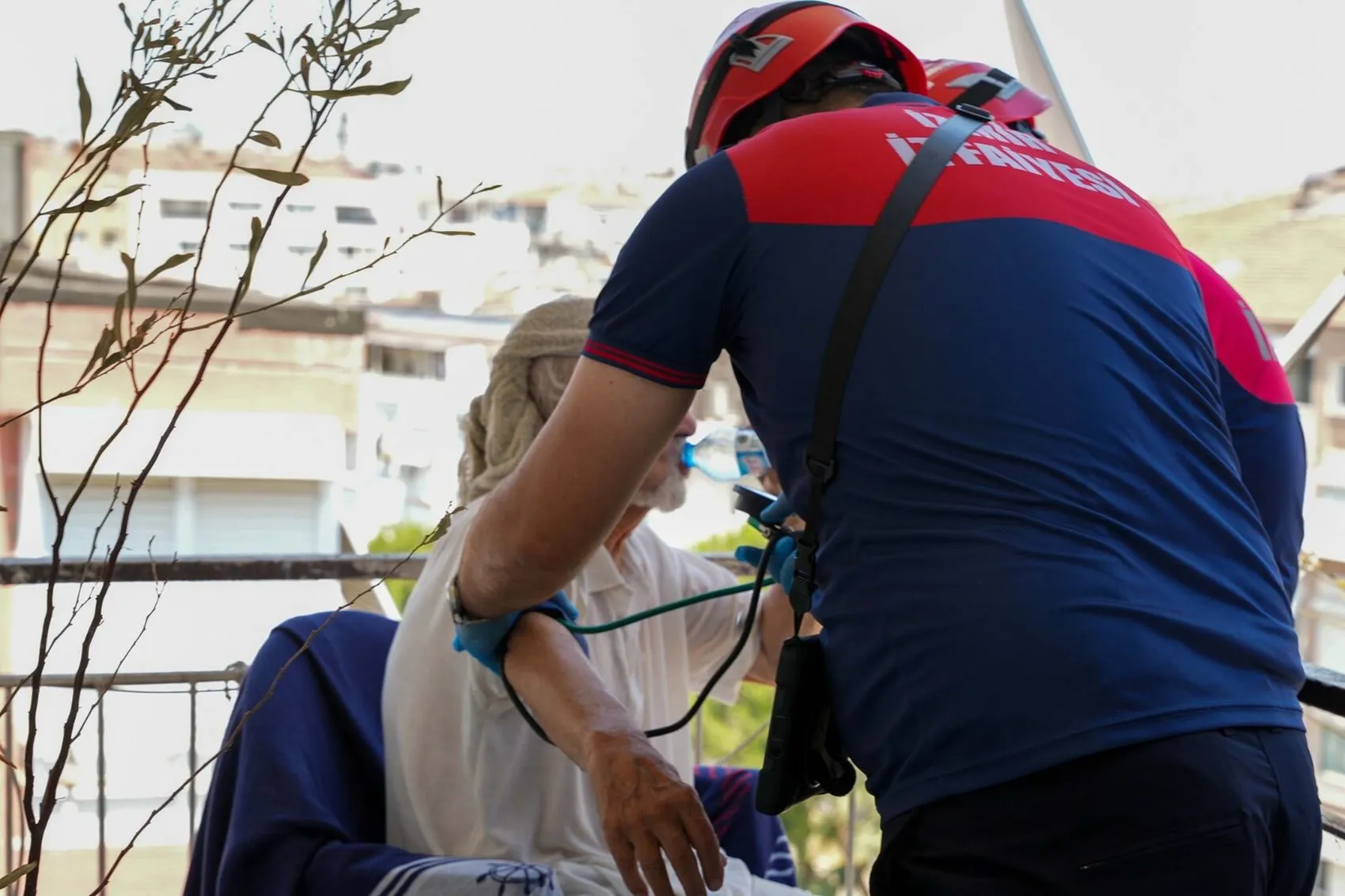 İzmir Karabağlar’da apartman yangını paniği