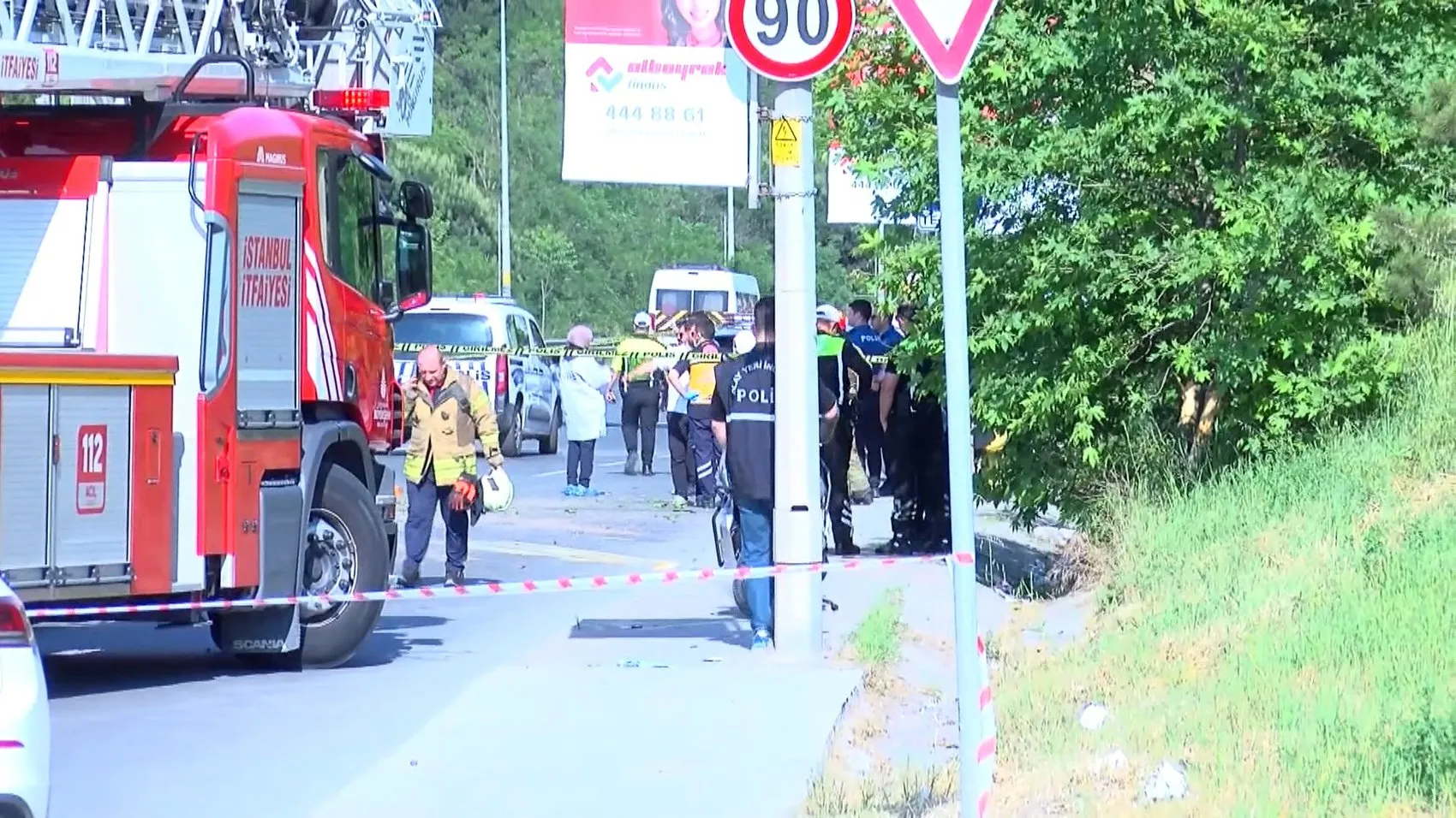 Küçükçekmece’de iş makinesi taşıyan çekici devrildi Bir kişi hayatını kaybetti