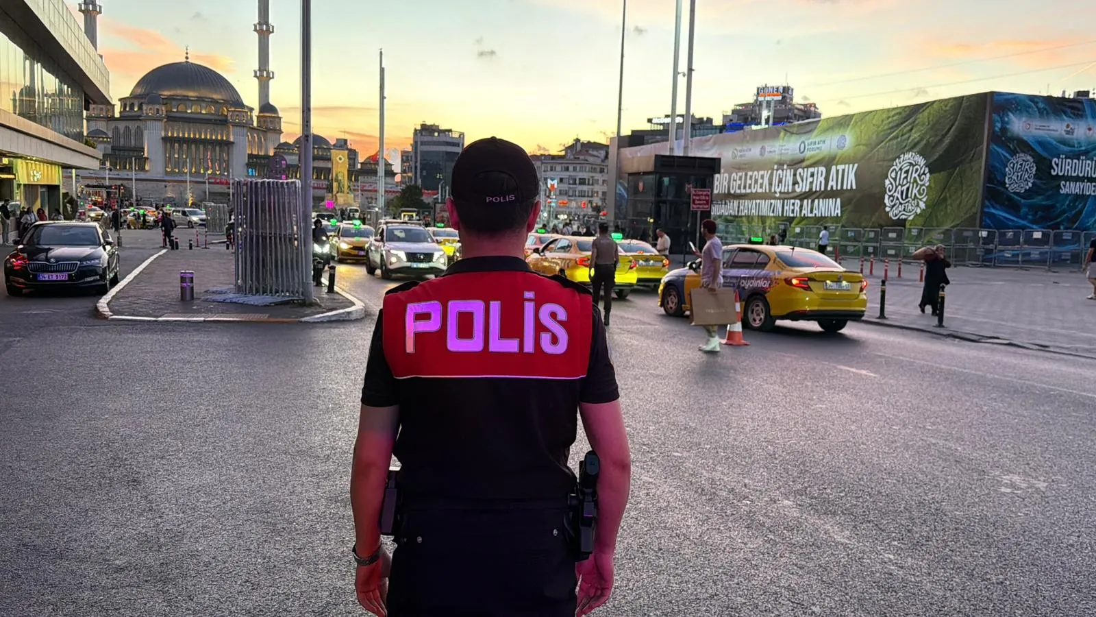 İstanbul’da polis ekipleri gece boyunca geniş çaplı asayiş denetimi yaptı