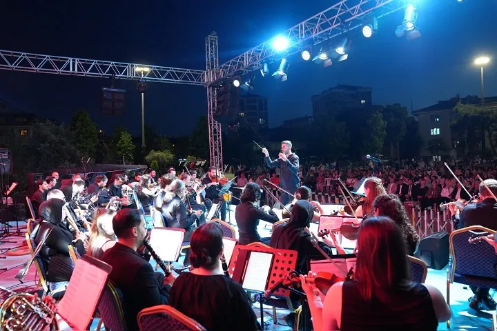 Ümraniye meydanında 75 gençten senfonik şölen