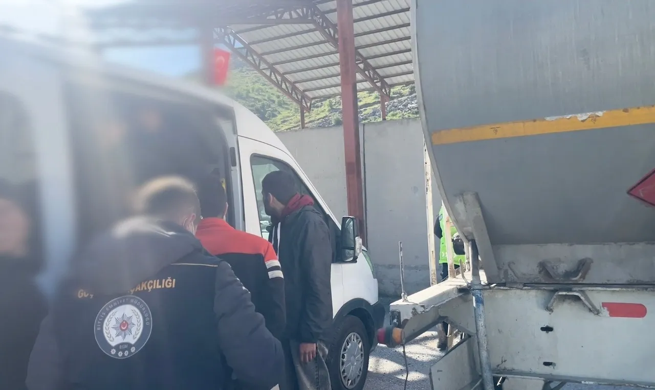 Bitlis'te yakıt tankerinin gizli bölmesinden 30 kaçak çıktı